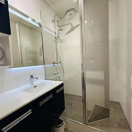 2 Pieces Avec Jardin, Proche Centre Et Marche - 4 Couchages, - Fr-1-245-208 Appartement